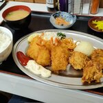 赤丸食堂 - えびから定食、ご飯中盛り。1160円。