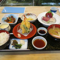 稚加榮 本店 - 和定食：粒出し辛子明太子・勘八と鰹、鯛の刺身・海老、さつまいも、ピーマンの天ぷら・鯛と人参、いんげんの煮物・揚げ出し豆腐・茶碗蒸し・香の物・ご飯・蟹のあら汁2
