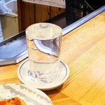 味の羊ヶ丘 - 日本酒（グラス￥400）。熱燗があったかもしれないが、常温で注文。なみなみと溢れさせる、もっきりスタイルで