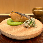 日本料理 かしづき - サクラマス　うすい豆のペースト　こごみの胡桃和え