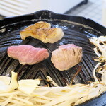 味の羊ヶ丘 - これくらいの焼き具合が、最も柔らかい状態となる。その一方で、カリッとするまで焼くのも悪くない