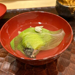 日本料理 かしづき - 椀物　三重県産　黒鮑と肝の真薯　うるい（山菜）　柚子の花