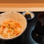 煮焚 しのみや - 桜海老の炊き込みご飯、赤出汁、香の物