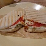 寿屋珈琲 - チキンとトマトとチーズのパニーニ