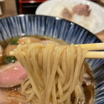 ハちゃんラーメン - 全粒粉入りの中細ストレート麺はしなやかな茹で上がり