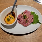 神田焼肉 俺の肉 - 炙り牛刺し(ユッケダレ)