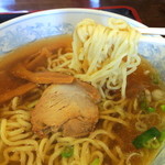 香華園 - ラーメンセット(900円)のラーメン　自家製麺