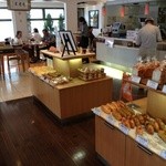 オークフード - 広い店内