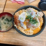 まるはのかつ丼 - てんこ盛り、玉子追加、みそ汁です。（2023.4 byジプシーくん）