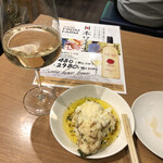 梅田バル イタリア食堂 CIMA - オリーブオイルに崩しながら食べるアンチョビポテラサはクリーミーで美味しいです♪