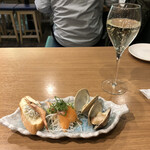 Umeda Baruitariashokudouchi Ma - 380円ラルススプマンテと付き出し、生牡蠣も注文したが、食べることに夢中で写真撮れなかったです。