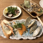 梅田バル イタリア食堂 CIMA - 本日の付き出しは甘海老としらすのバゲット、サーモンネギ、大きなアサリで蛸ブツと北海道のつぶ貝追加して