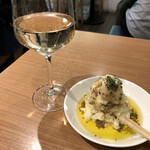 梅田バル イタリア食堂 CIMA - 日本の白ワイン480円とアンチョビポテラサで