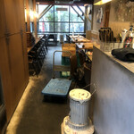 マグロマート - 店舗 内観(左手)テーブル席