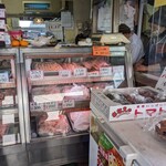 小林正肉店 - ショーケース。右手が揚げ場