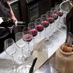 トリワイン ＰＩＫＯＳＨＨＨＵ - パリオ ペコリーノ注ぎ中