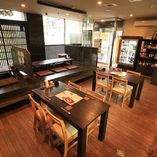 暖かみのある店内