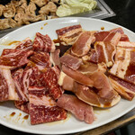 なか - 牛ロース2人前、かしわ1人前、豚バラ2人前