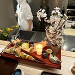 赤坂おぎ乃 - 八寸　テーマは夜桜〜白魚のたまじめ　富山のホタルイカ　海鼠入りもずくす　鯛の子の旨煮　北寄貝とこのわた　粟生の照り焼き　そら豆のおかき粉揚げ　シルクスイート