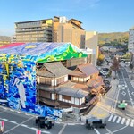 ふなや - 近くには空の散歩道という道後温泉本館の全景を見られる場所があり、足湯しながら写真を撮りました！改修工事は24年12月までの予定。