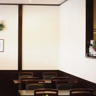 在不擁擠的時候，可以悠閒地使用寬敞的桌子！