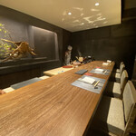 割烹 隆 - 2023.04  静かで落ち着いた大人の雰囲気の店内。座り心地もカウンターの高さもバッチリ。調理の様子を眺めたり会話を楽しんだり。上質な時間❤︎