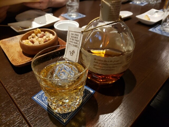 福島の隠れ家バー『パブリック バー コッツァ ガーネ』- 夜を彩るカクテルと雰囲気