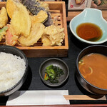 天ぷらスタンド KITSUNE - 天ぷら定食 880 天つゆが少ないですが無料で追加OKです