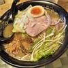 Niboshi Ramen Hitsu - 濃厚煮干しそば950円(税込)硬め
                熱々の煮干しエキスたっぷりスープはエグみなくとっても美味しい｡
                半分位食べたら卓上のレモン酢を一回し、これ絶対に試して欲しいです！一味違う顔を見せてくれますよ。