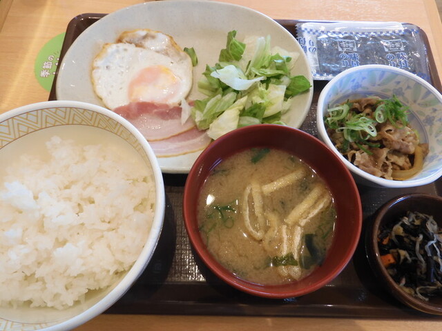 すき家 4号古川西館店 - 塚目（牛丼）の写真