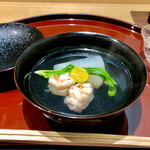 礒田 - 車海老と丸大根のお吸い物　澄み切っただし汁がとてもいいですね