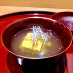 礒田 - 先ずは丸豆腐のお吸い物　ほんのり生姜が効いたスッポン出汁。白髪葱が又合います。