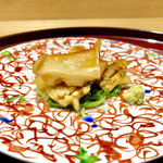 礒田 - 北海道の北寄貝を少し甘いタレと山椒の味付けで　　九条葱の歯応えもいいですね