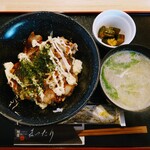 Sakai Nabeya Mattari - 令和5年4月 ランチタイム
                      まったり豚丼定食 700円
                      豚丼、長芋のスープ、漬けもの