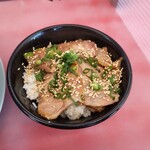山岡家 - チャーシュー丼の豚肉は、一枚残してネギチャーシュー麺にしたいが為、ラーメンにブチ込みました。素で一枚飯に巻いて、残りは白ご飯として海苔で食べて。