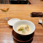 AKAI - 1品目：ふきのとうの粕汁／ペアリング①ヴィトフスカ 2013（オレンジワイン／イタリア）