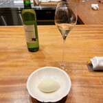 AKAI - 9品目：煎茶のアイス／ペアリング⑦華colombe 〜白麹混合仕込み〜（貴醸酒／榎酒造）