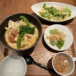 Koube Motomachi Doria - 季節限定メニューのもち明太と春野菜のグラタン、チェダーチーズとベーコンのサラダ