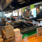 大衆炉端 フジヤマ桜 - 店内と厨房