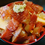 Sakana Sakaba Gobugobu - 令和5年4月 ランチタイム
      魚酒場の海鮮丼(みそ汁付) 1200円