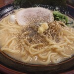 Yokohamaiekeiramen hukumashiya - ・味見後のトッピング、鶏風味強いので黒胡椒、脂が強いので生姜ドバドバ