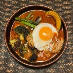 ラマイ - スープカレー(チキン)、ブロッコリーアゲアゲ、目玉焼き、生唐辛子ルビー、スープ大盛り