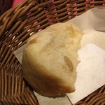 ラ クレアトゥーラ - 自家製パンは胡桃入り　これだけでも買いたいほど美味しい♪