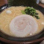 Yokohamaiekeiramen hukumashiya - ・ラーメン 750円  + 麺0.5玉 100円