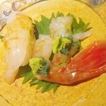 寿しの吉乃 - 左はボタンエビの握り、真中は刺身、卵と尾です