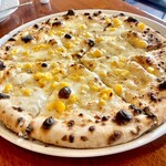 PIZZERIA IMOLA - 1️⃣スカモルッア　　生クリーム、モッツァレラチーズ、スカモルッア、コーン、アンチョビ