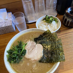 Yokohamaiekeiramemmangetsuya - 中ラーメン900円