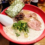 大学ラーメン - ラーメン　700円
      
      スープ、表面が白く泡立った状態で着丼。
      レンゲですくい上げると、やや茶色ががかっています、
      濃厚ですが、塩みは強なく脂少な目で、
      豚骨の香りも少なく、見た目ほど重くない。