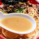 大学ラーメン - ラーメン　700円
      
      スープ、表面が白く泡立った状態で着丼。
      レンゲですくい上げると、やや茶色ががかっています、
      濃厚ですが、塩みは強なく脂少な目で、
      豚骨の香りも少なく、見た目ほど重くない。