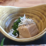鎌倉 海鮮びより - 胡麻豆腐と菜の花の釜揚げしらす掛け